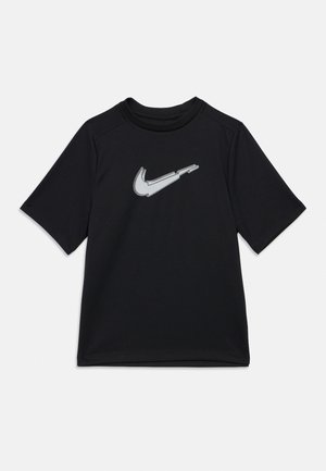 Crna majica kratkih rukava s okruglim izrezom i velikim sivim Nike swoosh logotipom koji je iskrivljen u slojevitom efektu na prsima.