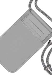 Custodia per telefono in finta pelle grigia con finitura testurizzata, dotata di due slot per carte e di una tracolla intrecciata per un facile trasporto.