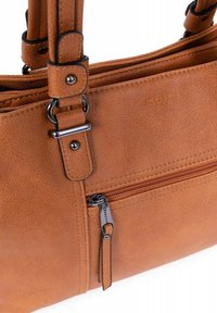 Borsa a mano in pelle marrone con tasca con zip, superficie strutturata, doppi manici con dettagli metallici e cuciture decorative.