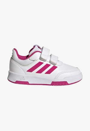 Scarpa da ginnastica bianca con accenti rosa, dotata di due fibbie in velcro, tre strisce rosa sui lati, fodera in mesh testurizzato e suola in gomma.