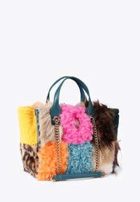 Multikleurige patchwork handtas met zachte bont- en pluche texturen, in tinten van geel, oranje, roze en blauw. Accent met een kettingband.