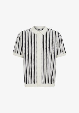 Chemise blanche à manches courtes avec boutons, rayures noires verticales et col classique, en tissu tricoté texturé.