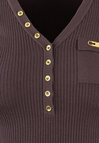 Top a coste marrone scuro con scollatura a V, caratterizzato da bottoni dorati lungo la parte anteriore e una piccola tasca con un accento dorato.