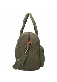 Olivengrøn stof duffel taske med dobbelte håndtag, læder zip-trækkere, frontlomme og justerbar skulderstrop med metalspænde.