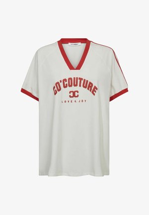 Bela majica z V-izrezom in rdečimi detajli ter kratkimi rokavi; vsebuje bold rdeče tiskano besedilo: "GO'COUTURE LOVE & JOY." Mehki bombažni material.