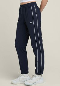 Wilson ACTION WARM-UP - Jogginghose - dunkelblau