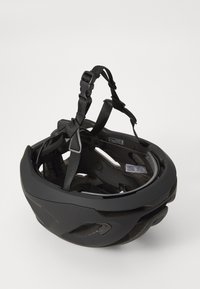 Schwarz Fahrradhelm mit verstellbaren Riemen, aerodynamischem Design und Belüftungsöffnungen. Innenpolsterung für Komfort und Sicherheitsmerkmale hervorgehoben.