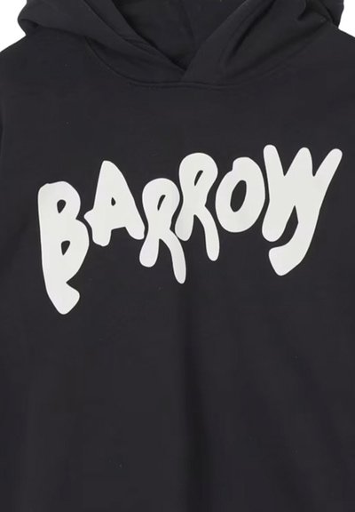 Felpa con cappuccio nera caratterizzata da audaci scritte irregolari bianche che riportano la parola "BARROW." Il tessuto sembra morbido con una texture liscia.