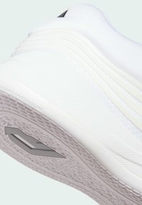 Weißer Sneaker mit strukturiertem Obermaterial, mehrschichtigem Design und Gummisohle. Verfügt über ein auffälliges Logo an der Seite und filigrane Profilmuster.