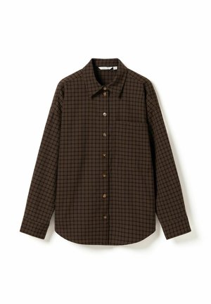 Chemise marron à carreaux à manches longues avec col et poche poitrine unique sur fond blanc.