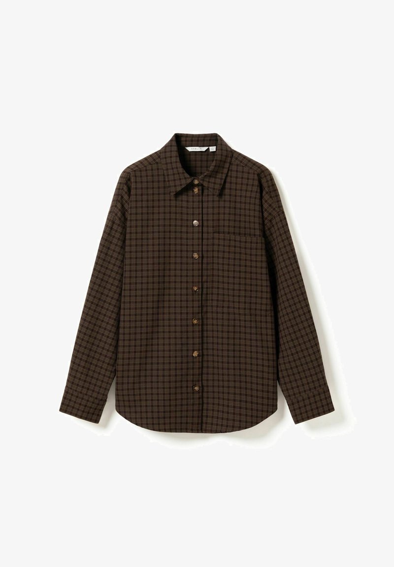 Chemise marron à carreaux à manches longues avec col et poche poitrine unique sur fond blanc.