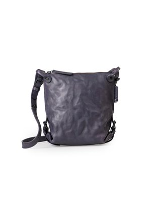 Borsa a tracolla in pelle di un profondo viola con finitura texturizzata, dotata di chiusura con zip, cinturino regolabile e dettagli in metallo tondo.