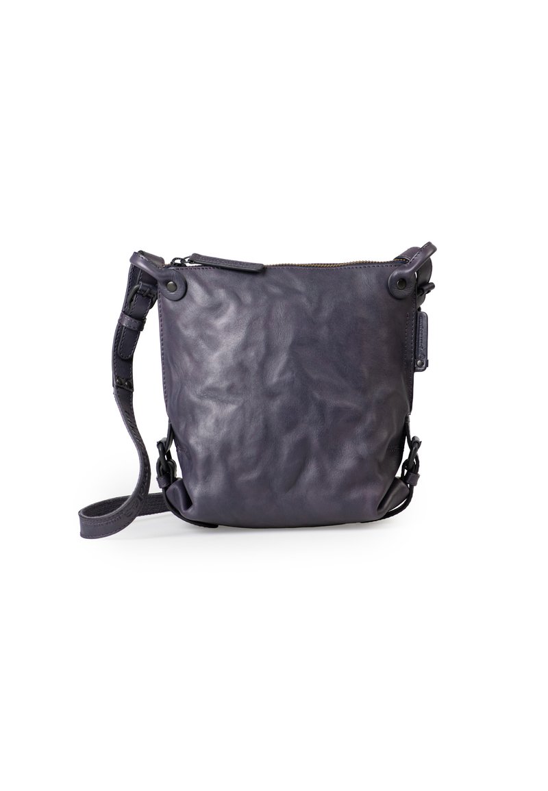 Borsa a tracolla in pelle di un profondo viola con finitura texturizzata, dotata di chiusura con zip, cinturino regolabile e dettagli in metallo tondo.