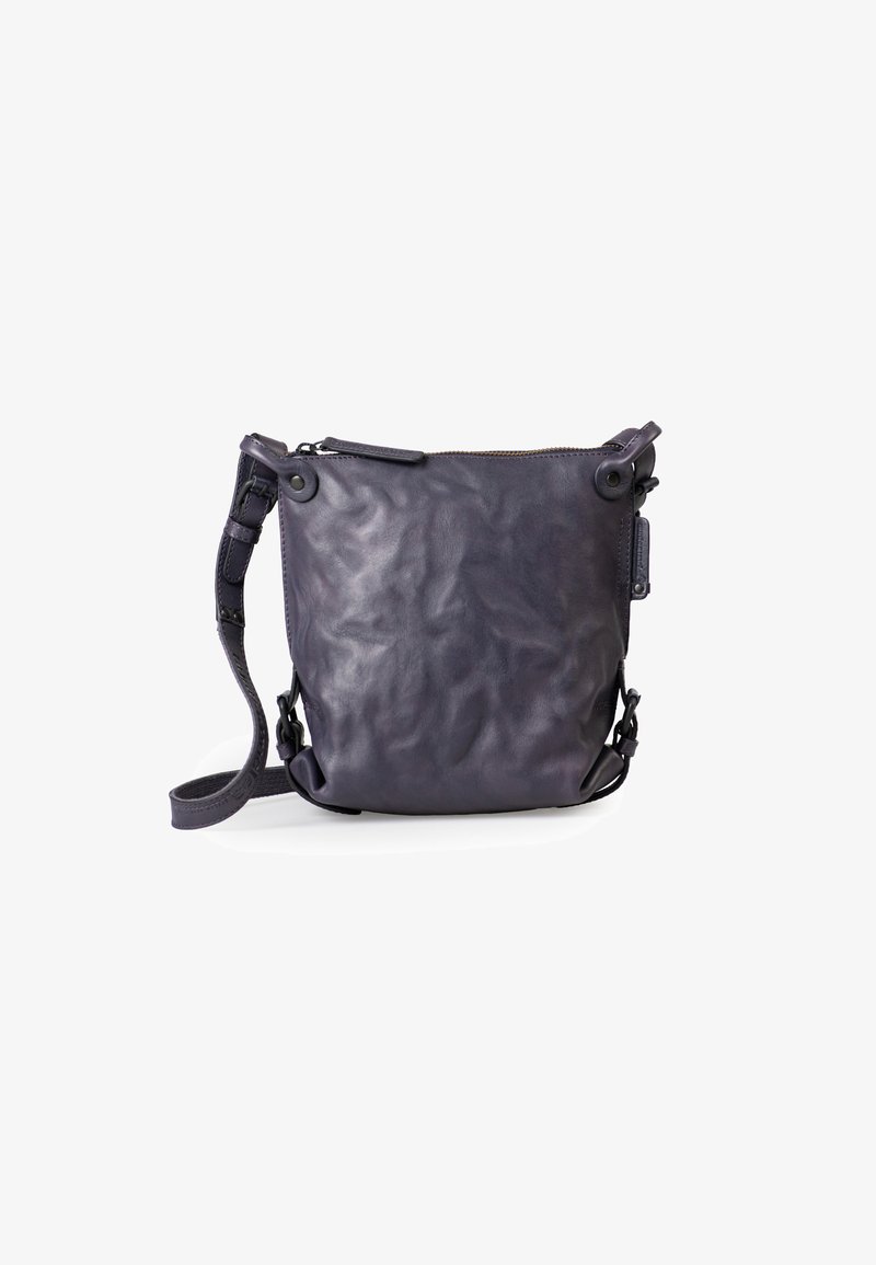 Borsa a tracolla in pelle di un profondo viola con finitura texturizzata, dotata di chiusura con zip, cinturino regolabile e dettagli in metallo tondo.