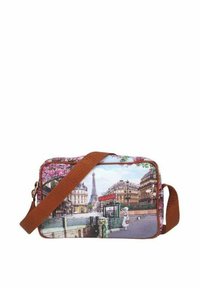 Borsa sintetica multicolore con stampa a tema Parigi che presenta la Torre Eiffel. Manico e dettagli della cerniera in marrone. Forma rettangolare.