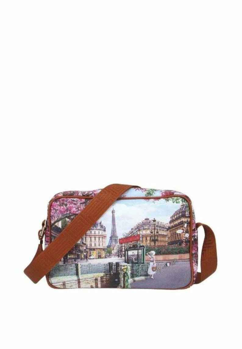 Borsa sintetica multicolore con stampa a tema Parigi che presenta la Torre Eiffel. Manico e dettagli della cerniera in marrone. Forma rettangolare.