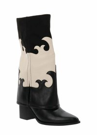 Botín de cuero en blanco y negro hasta la mitad de la pantorrilla, con patrones en forma de ola, tacón cuadrado, punta afilada y textura suave.