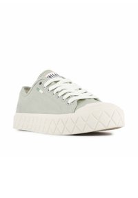 Sneaker in tela verde chiaro con lacci bianchi, suola in gomma testurizzata caratterizzata da un motivo a diamante e marchio cucito sulla linguetta.