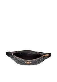 Sort quiltet lædertaske med guldtonet logo, lynlås og justerbar rem. Indersiden har en glat, mørk foring.