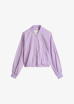 Φωτεινό μωβ bomber μπουφάν με φερμουάρ, ribbed γιακά και μανσέτες, διακριτική λευκή περίγραμμα, και δύο μπροστινές τσέπες.