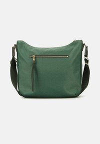 Borsa a tracolla sintetica verde con superficie texturizzata, dotata di tasca frontale con zip, tirazip decorativo e tracolla regolabile.