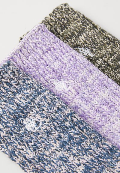 Fascette per capelli in tessuto lavorato a maglia disponibili in tre colori: lavanda, blu con crema e verde oliva. Ognuna presenta un piccolo logo di marca in bianco.