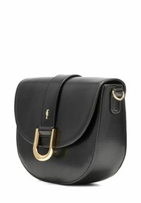 Czarna skórzana torba na ramię z klapą, złotym wykończeniem, zaokrąglonym kształtem i subtelnym wytłoczonym logo z przodu.