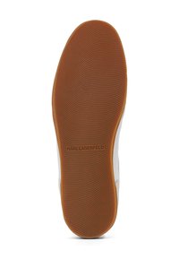 La semelle en caoutchouc présente une texture ondulée, de couleur marron, et le logo en relief "KARL LAGERFELD" près du centre. Section de talon arrondie.