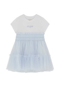 Baltas T-kreklu kleita ar gaiši zila tilla svārkiem, izšūta josta un "GUESS EST. 1981" logo zilā krāsā. Īsas piedurknes un slāņota tekstūra.