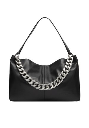 Bolso de hombro de cuero negro con detalle de cadena ancha plateada y correa negra delgada, diseño simple, textura lisa.
