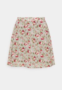 Blumenkleid aus hellgrünem Stoff mit roten und weißen Blumen. Verfügt über ein plissiertes Design und eine ausgestellte Form.