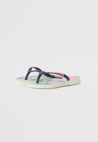 Chanclas con tiras azul marino, plantilla colorida y estampada con diseños y suela de goma blanca, resaltadas por un vibrante diseño gráfico.