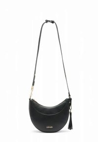 Schwarze Halbmond-Umhängetasche aus Leder mit goldfarbenen Beschlägen, verstellbarem Riemen und Quasten-Detail. Verfügt über eine glatte Textur und ein Markenlogo.