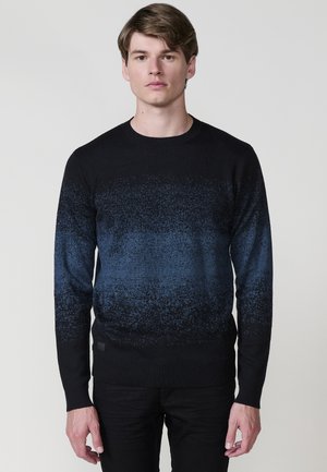 Suéter de punto en degradado negro y azul oscuro con cuello redondo y puños acanalados, que presenta un diseño texturizado y variaciones de patrón sutiles.