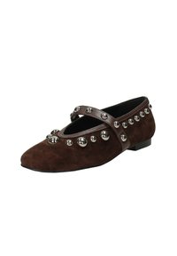 Scarpa flat in suede marrone con punta affusolata, dotata di una fascia incrociata e dettagli in metallo argentato lungo il lato superiore. Tacco basso.