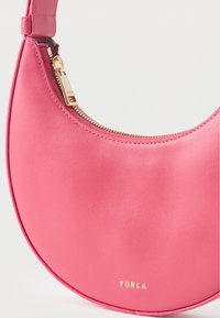 Ροζ τσάντα από δέρμα σε σχήμα ημισελήνου με χρυστό φερμουάρ και μικρό χρυσό λογότυπο "Furla" στο μπροστινό μέρος.