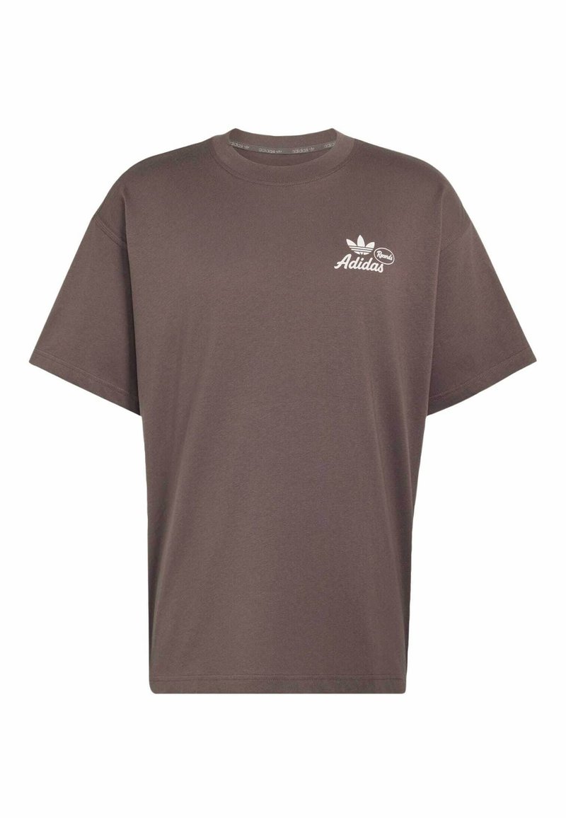 T-shirt marrone in cotone con maniche corte, scollo a girocollo e logo Adidas bianco stampato sul petto a sinistra. Design semplice e dal taglio comodo.