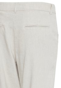 Pantalon en lin beige clair avec passants de ceinture et deux poches passepoilées à l'arrière, présenté en gros plan de dos.