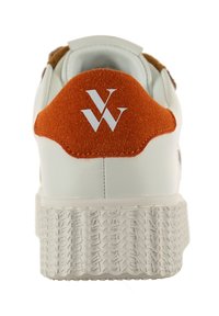 Sneaker blanc avec un accent de talon en suède orange, semelle en caoutchouc blanc texturé et logo à l'arrière. Design simple avec des couleurs contrastées.