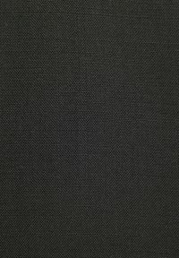 Schwarzer Stoff mit einer strukturierten, gewebten Oberfläche. Das Material wirkt robust und dicht und weist eine einheitliche Farbe ohne Muster oder Akzente auf.