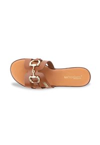 Bruine leren slide sandaal met een gouden dubbele gesp-accent, gestructureerde voetbed en een gladde zool met merkdetail.