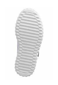 Bílá gumová podrážka boty s vroubkovanou texturou a nápisem "HOLKY CHTĚJÍ BÝT ZÁBAVY" vyraženým, obklopený světlým fialovým materiálem.