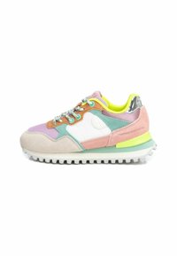 Zapatillas multicolores que presentan una combinación de materiales de ante y malla, con tonalidades de rosa, verde y blanco. Suela texturizada y acentos reflectantes.