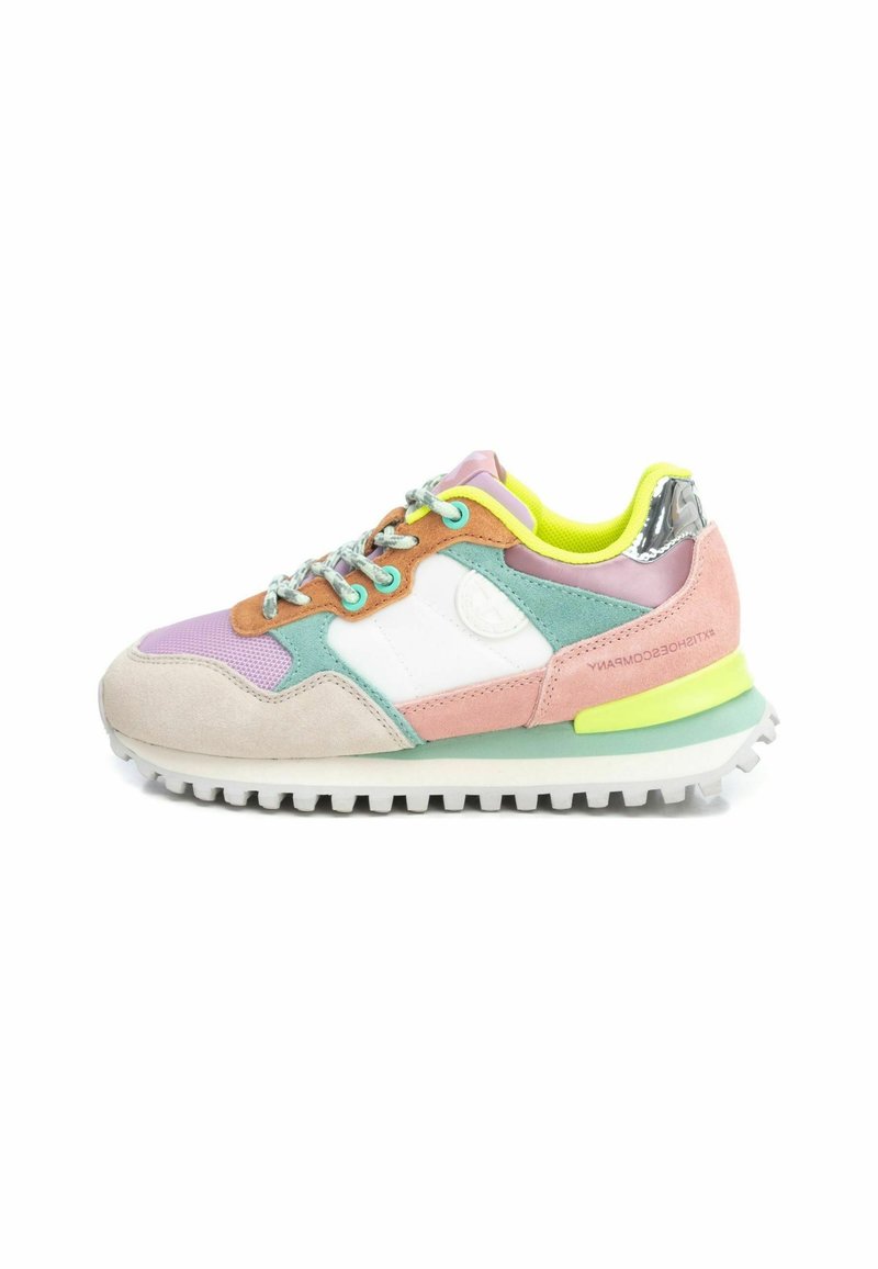 Zapatillas multicolores que presentan una combinación de materiales de ante y malla, con tonalidades de rosa, verde y blanco. Suela texturizada y acentos reflectantes.