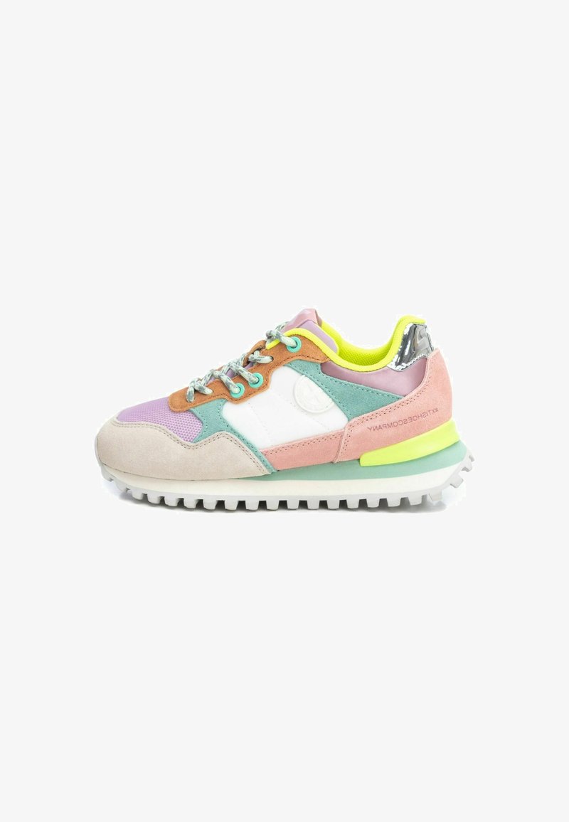 Zapatillas multicolores que presentan una combinación de materiales de ante y malla, con tonalidades de rosa, verde y blanco. Suela texturizada y acentos reflectantes.