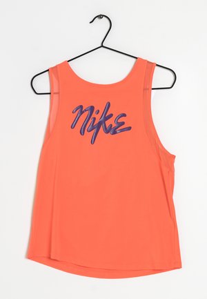 Helle orange ärmellose Nike Sporttanktop mit lila Logo, hängt an einem schwarzen Kleiderbügel vor einem weißen Hintergrund.