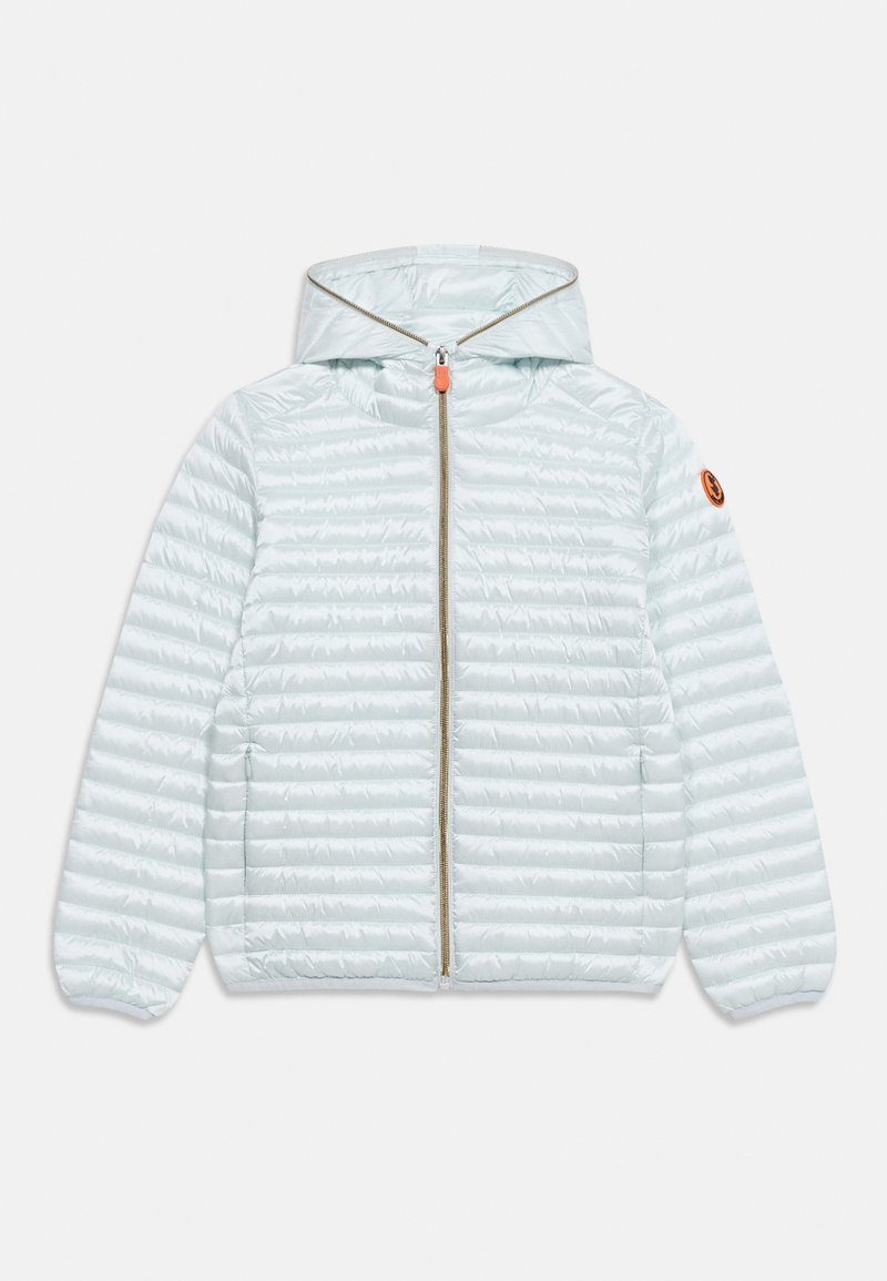 Ανοιχτό μπλε καπιτονέ μπουφάν με κουκούλα, εμπρόσθιο φερμουάρ και ελαστικά μανίκια, με πορτοκαλί στρογγυλό λογότυπο στο αριστερό μανίκι.
