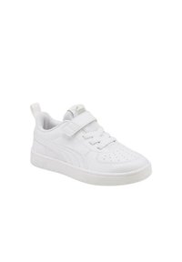 Sneaker bianco con parte superiore in pelle liscia, dettagli perforati, lacci e una fascia in Velcro. Presenta una suola in gomma leggera e colletto imbottito.