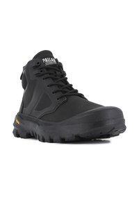 Botas altas negras con un acabado texturizado, puntera reforzada, suela de goma gruesa y un sistema de cordones prominente. Presentan acentos de goma y logotipos.