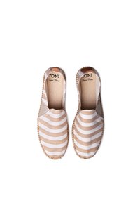 Beige ja valge triibulised espadrillid, valmistatud kudumiskangast. Suletud nina jute tallaga, minimalistlik disain ja pehme tekstuur.